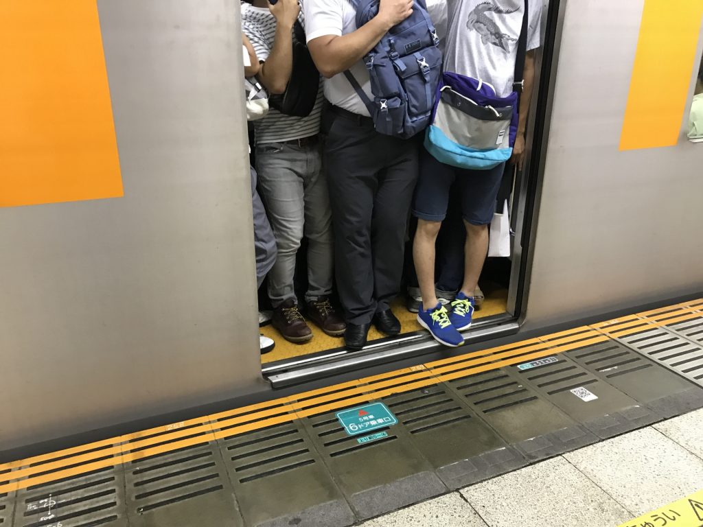 満員電車の様子