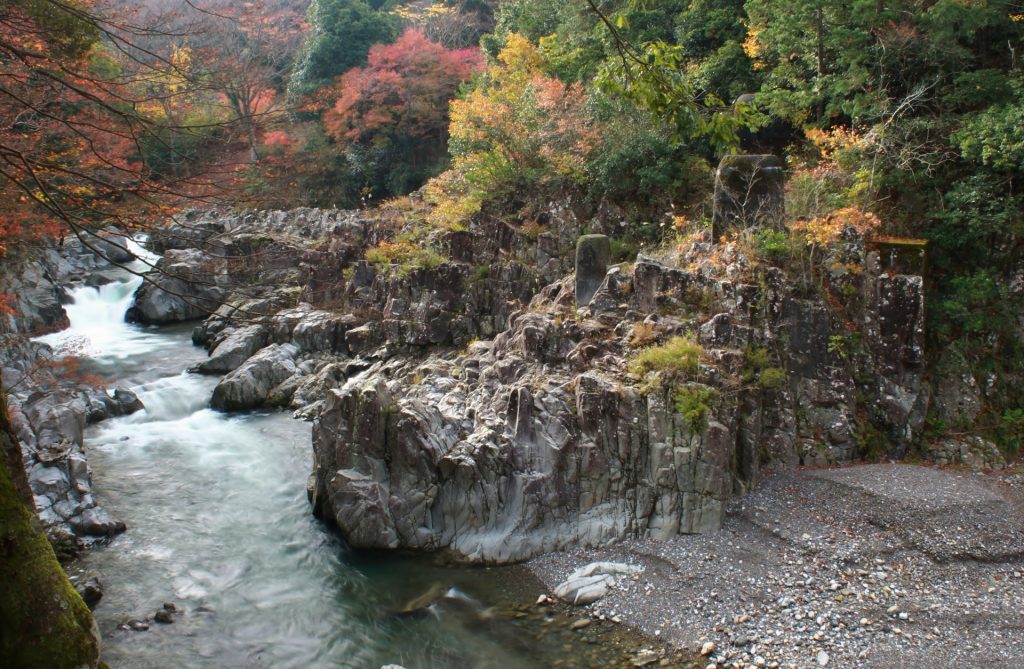滋賀県多賀町にある大蛇ヶ淵と呼ばれる渓谷の様子