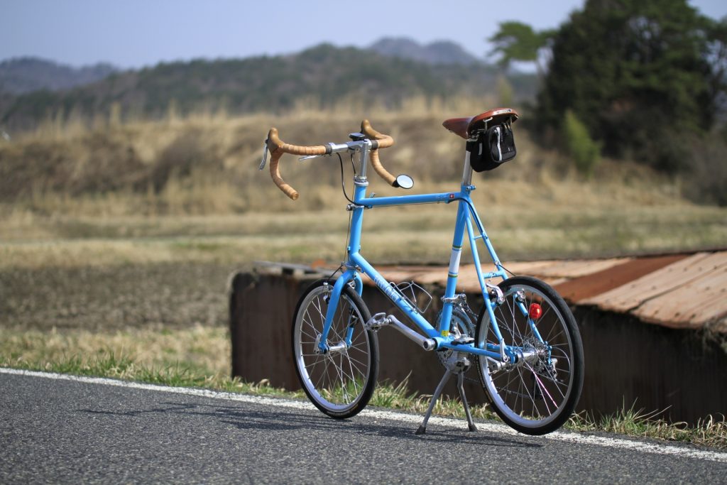 自転車と高原の様子