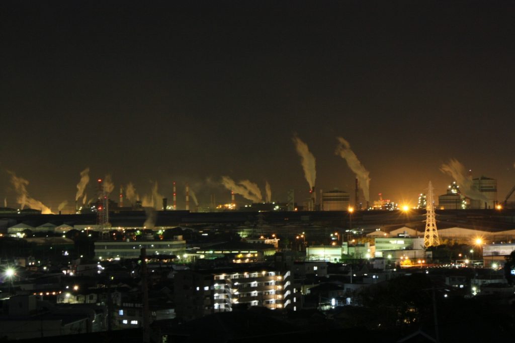 東海市の工場夜景の様子
