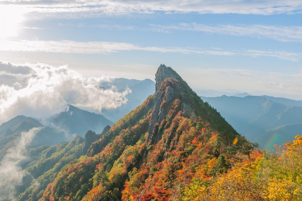 霊峰・石鎚山！天狗岳の紅葉と雲海の様子
