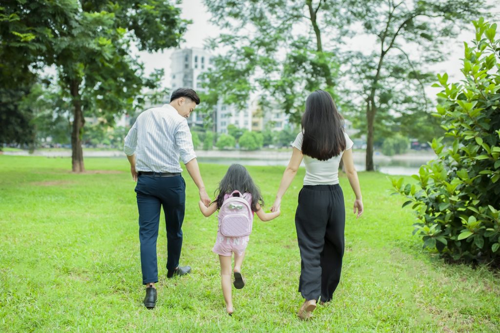 公園にいるアジア人ファミリー1の様子