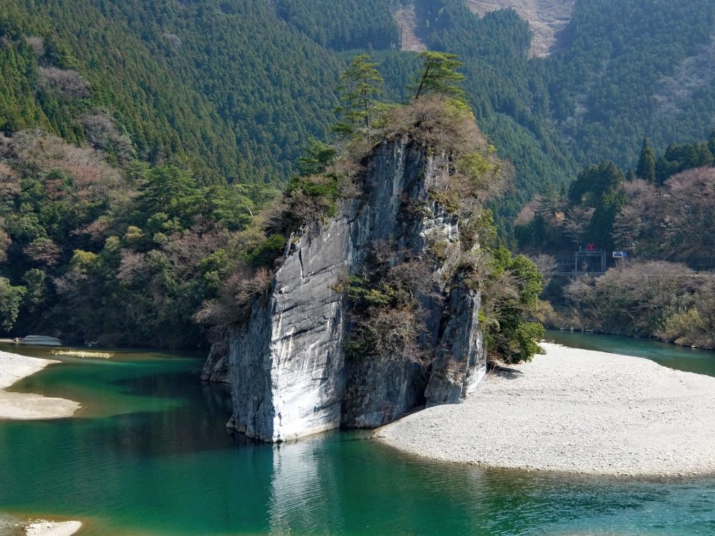 愛媛の景勝地・御三戸嶽・面河川と久万川の合流点にそびえ立つ軍艦岩の様子