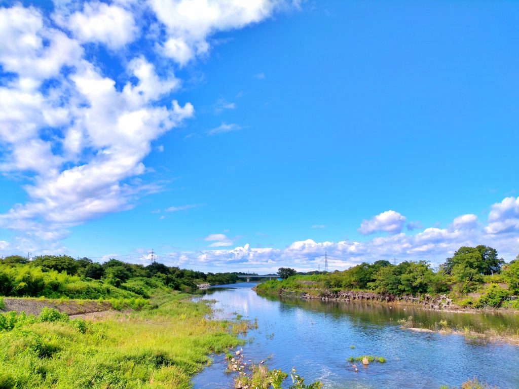 青い空と流れる川の様子