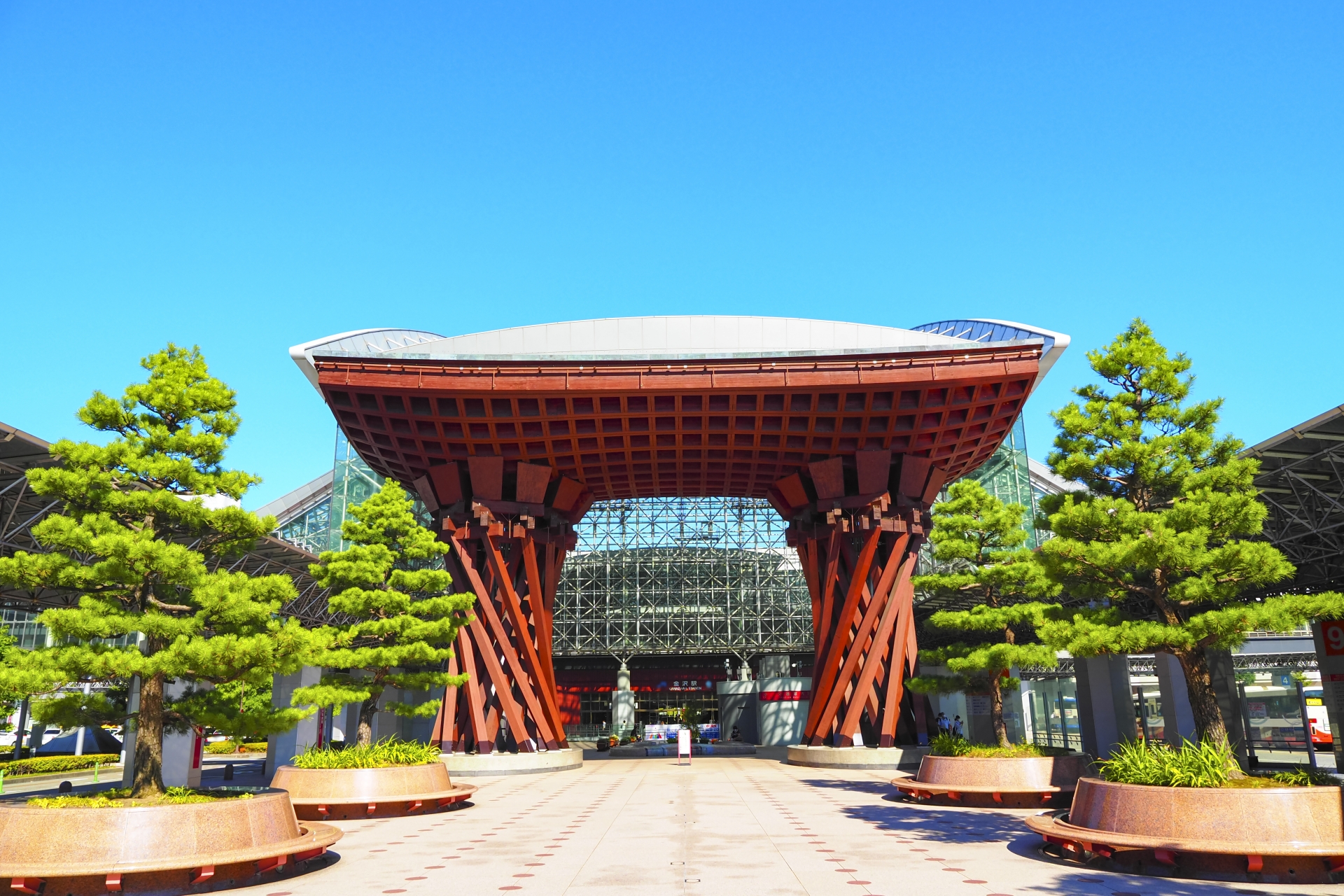 金沢駅と鳥居 鼓門 もてなしドーム