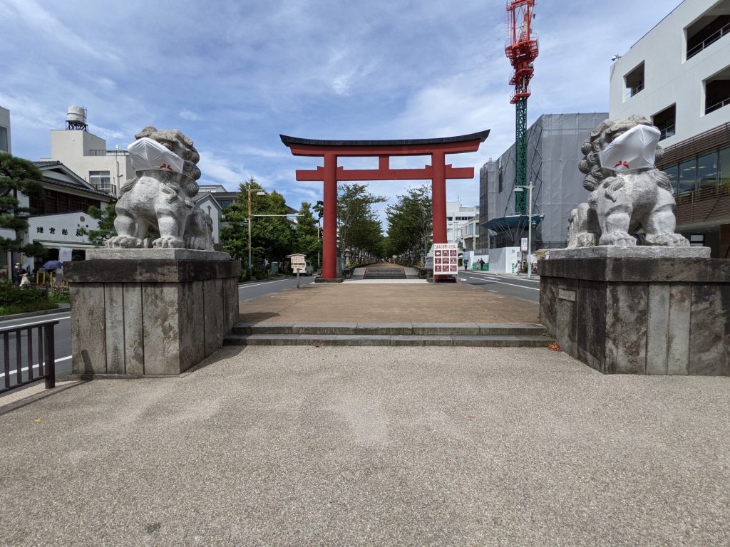 赤い鳥居が有名な鶴岡八幡宮