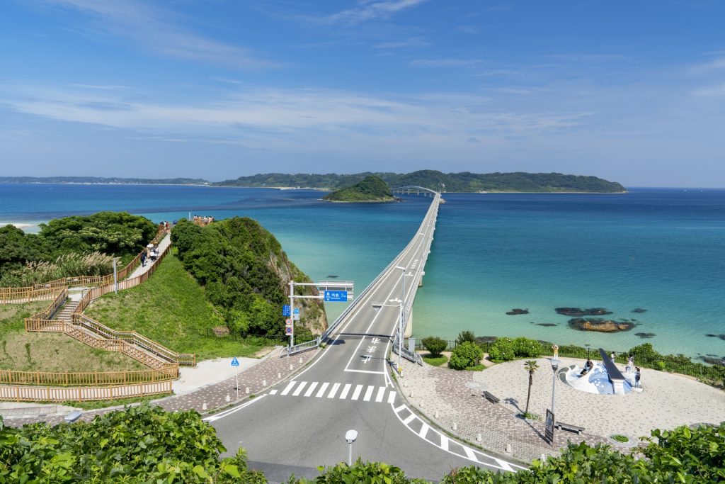[山口県]下関市・夏の角島大橋の様子