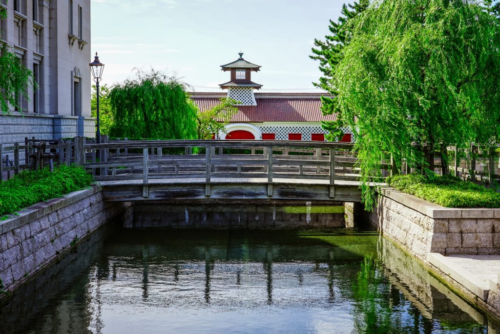 和洋折衷な建築の建物と橋