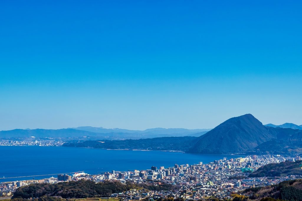 青空と湾岸の街