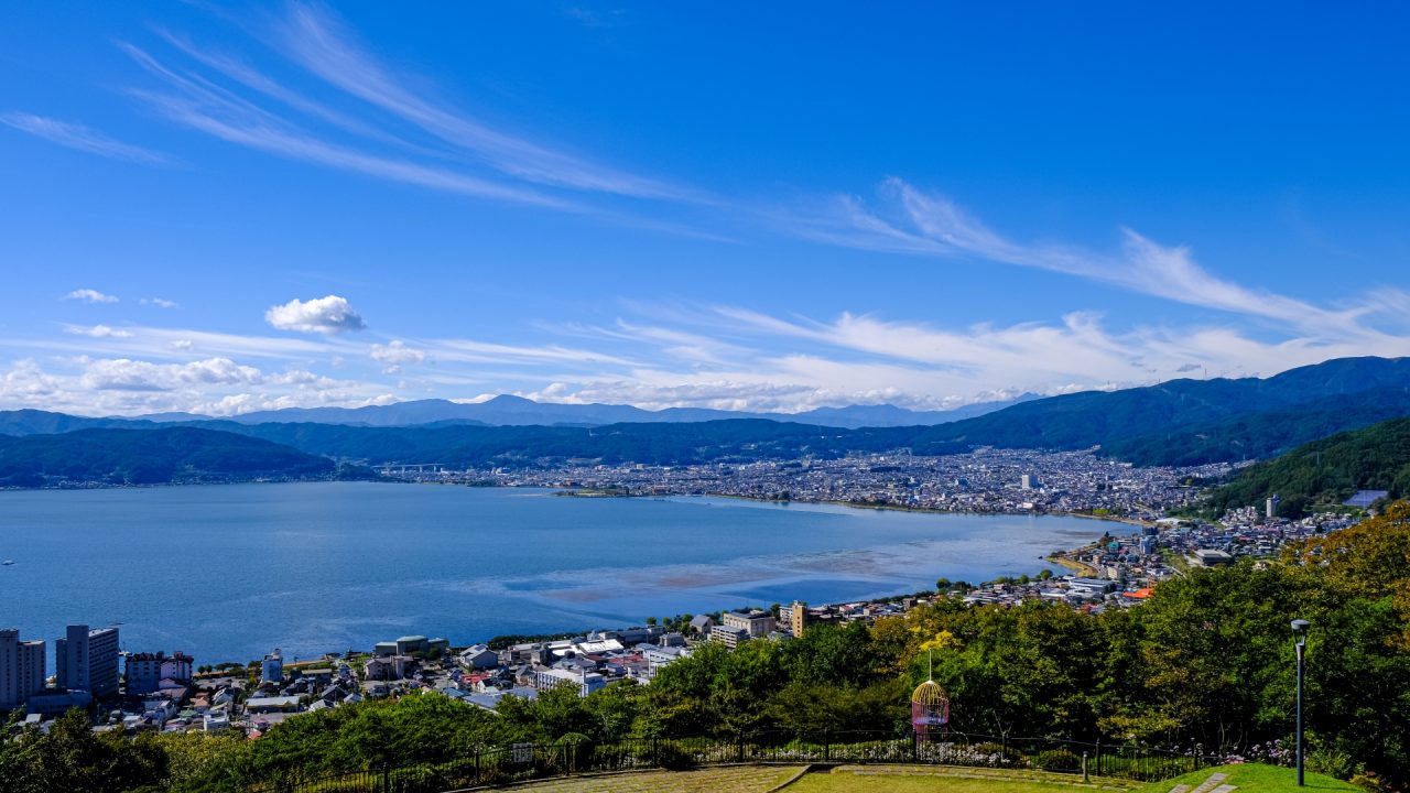 晴れた空と諏訪湖