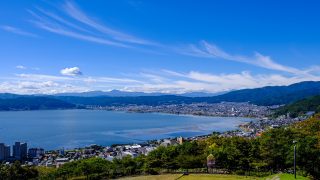 晴れた空と諏訪湖