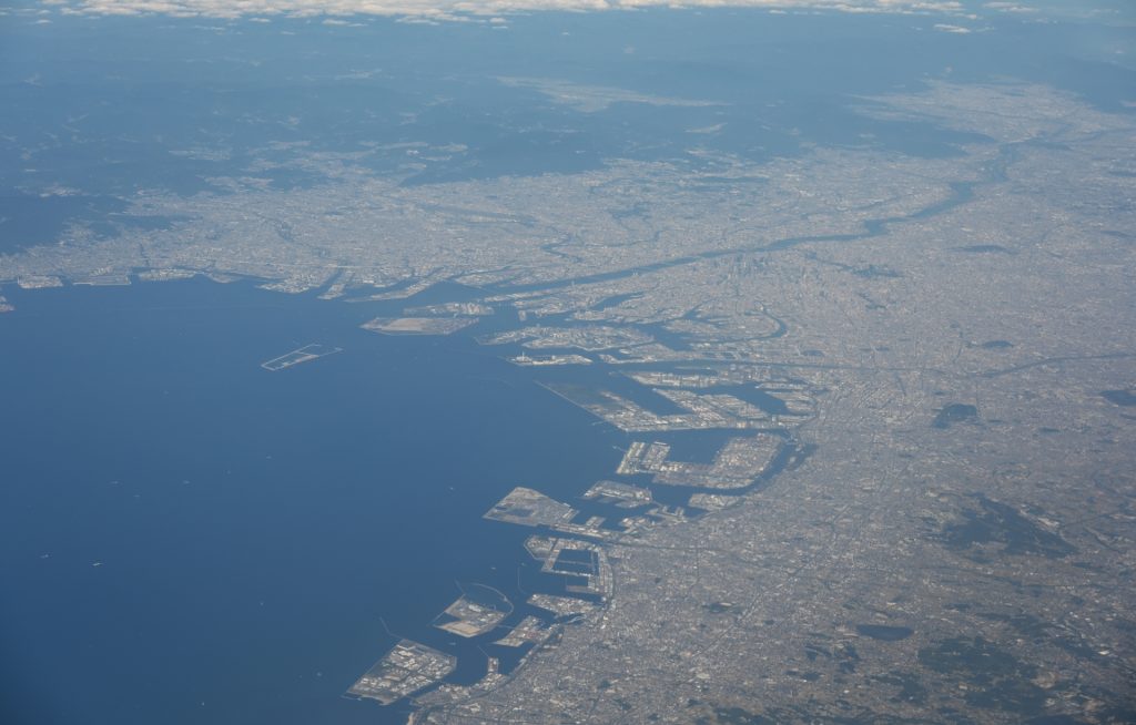 上空から眺める大阪湾と大阪の街並みの様子