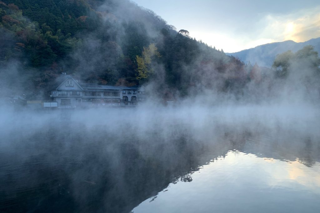 湯布院早朝の金鱗湖朝霧の様子