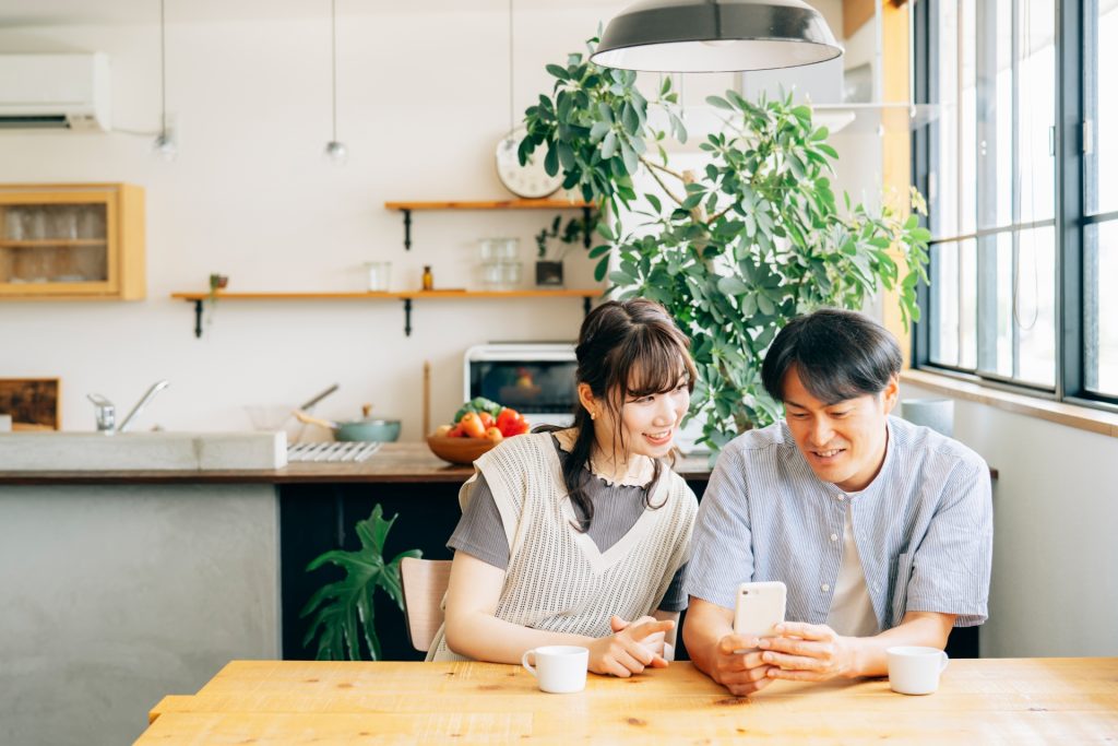 スマホを見る男性と女性(コーヒー)の様子