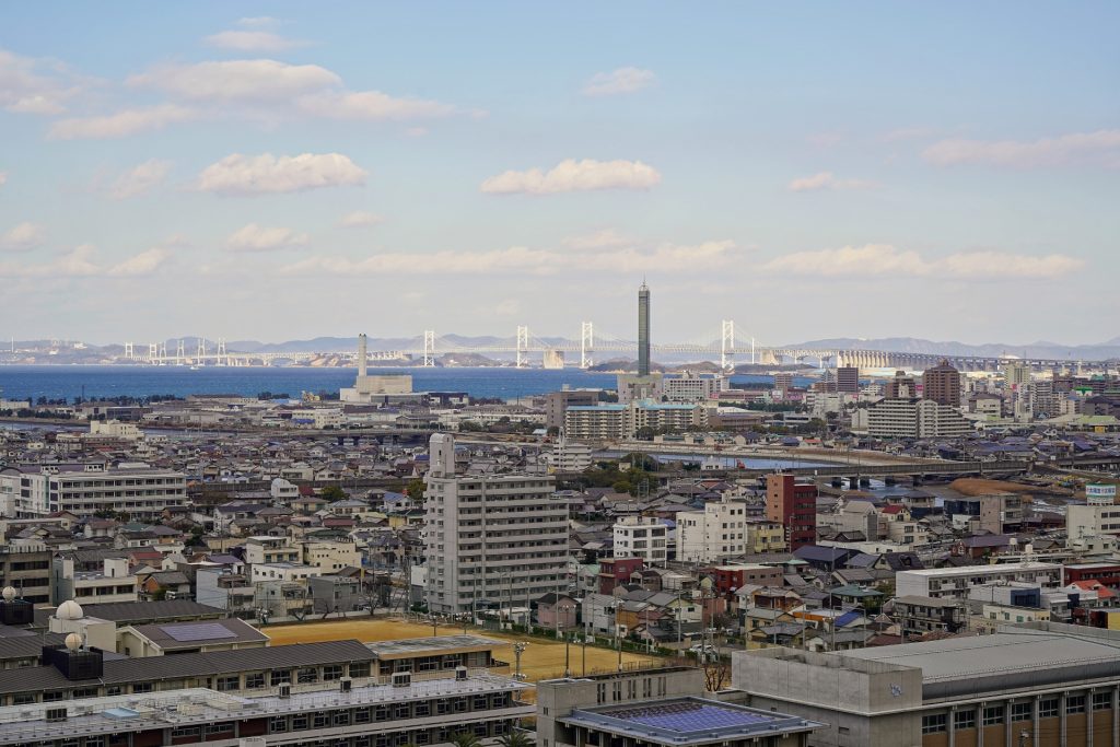 丸亀城からの瀬戸大橋の様子