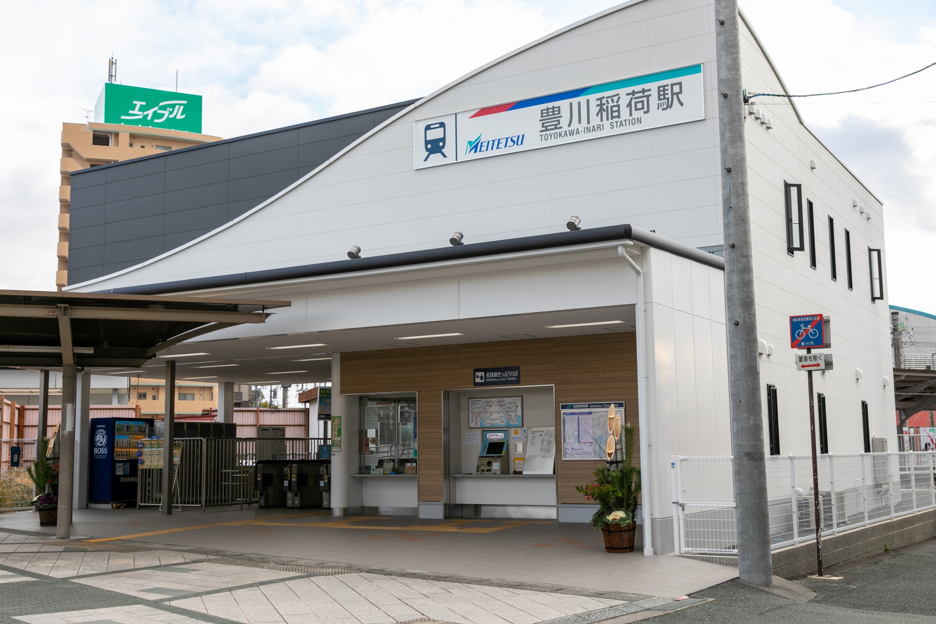 豊川市の駅の様子