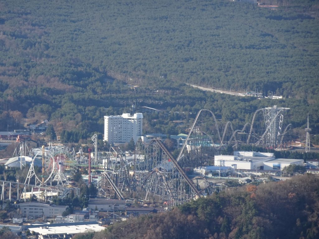 自然に囲まれた遊園地の様子