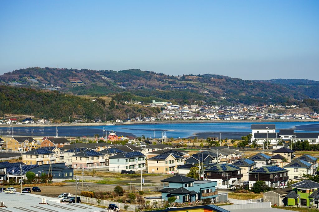見下ろした街と山の風景
