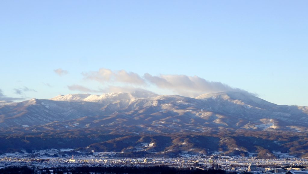 雲のかかった雪の積もった山