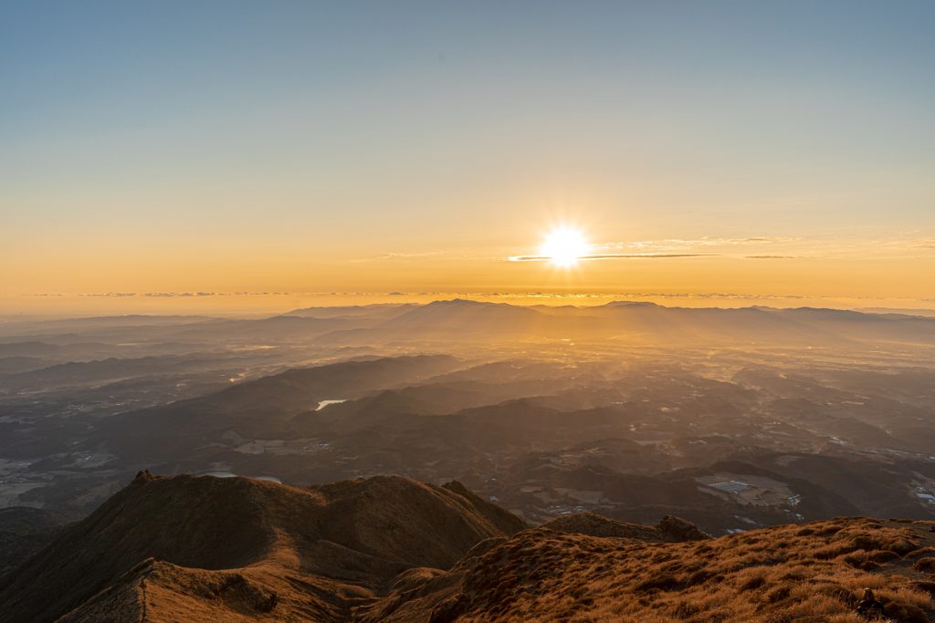 高千穂峰山頂からの朝日の様子