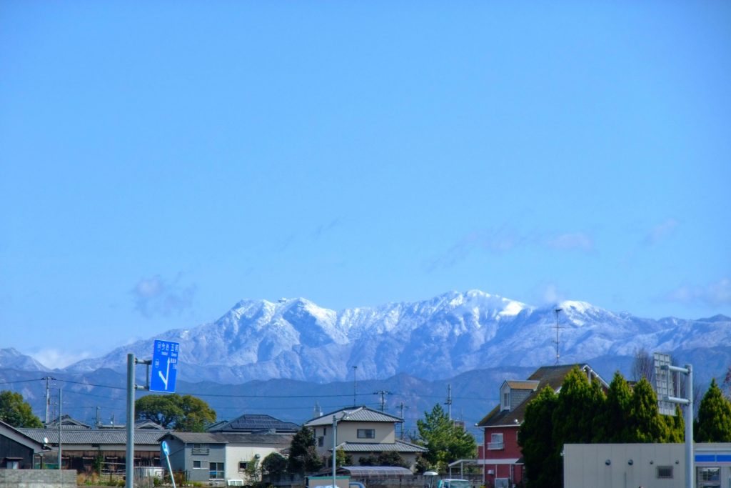 松山から見る石鎚山脈の雪化粧の様子