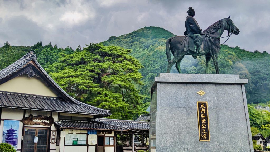 瑠璃光寺の大内弘世像の様子