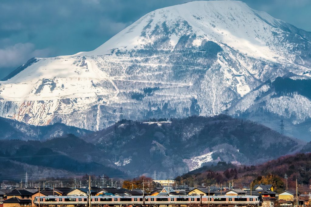 伊吹山と北陸本線 (滋賀県)の様子
