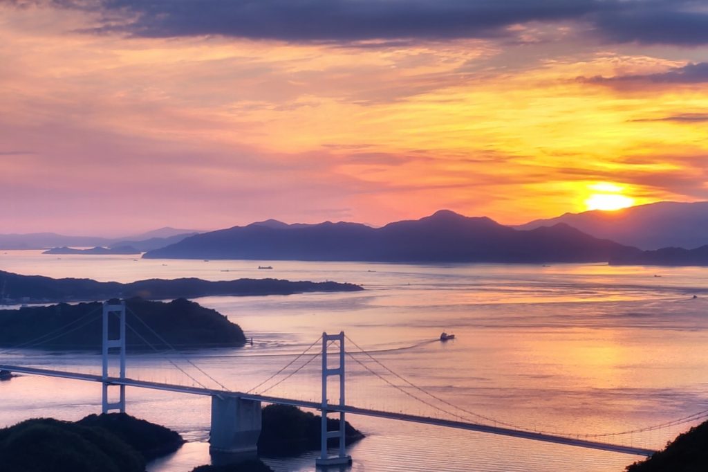 亀老山展望公園から見た来島海峡大橋の夕焼けの様子