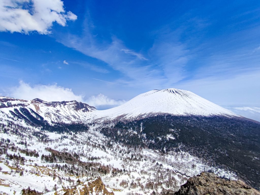 冬の浅間山と外輪山の様子