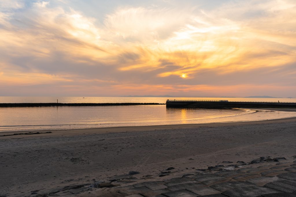 江口浜海浜公園から見る夕景の様子