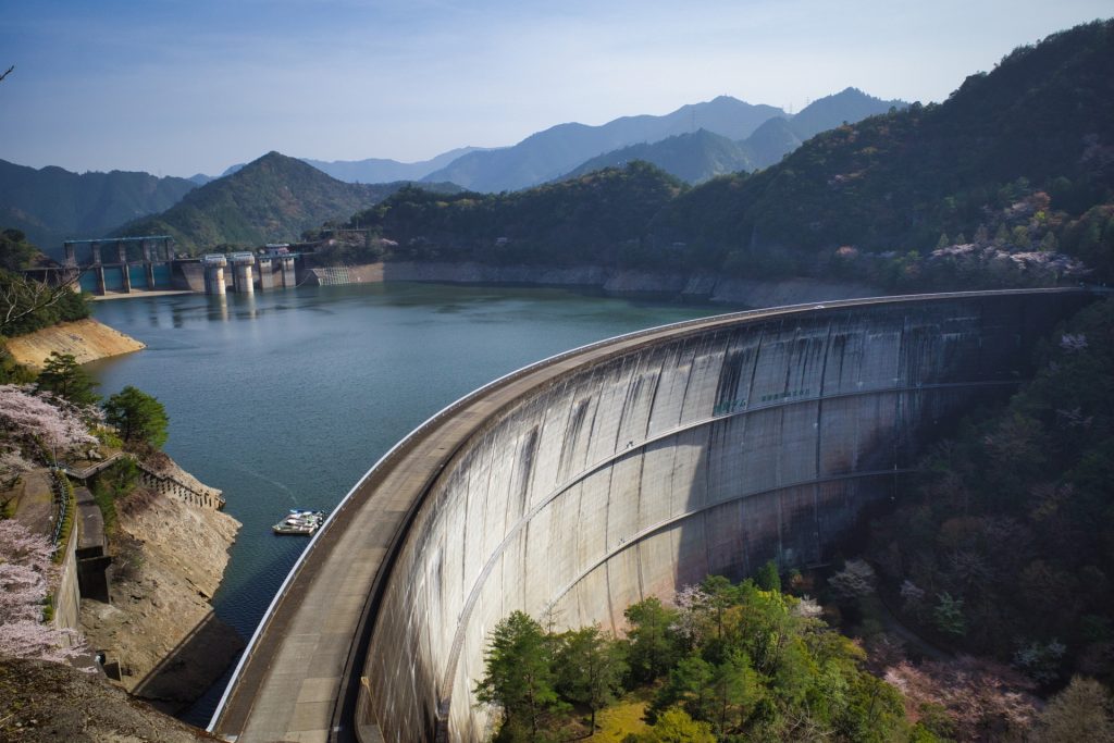 水の溜まったダム
