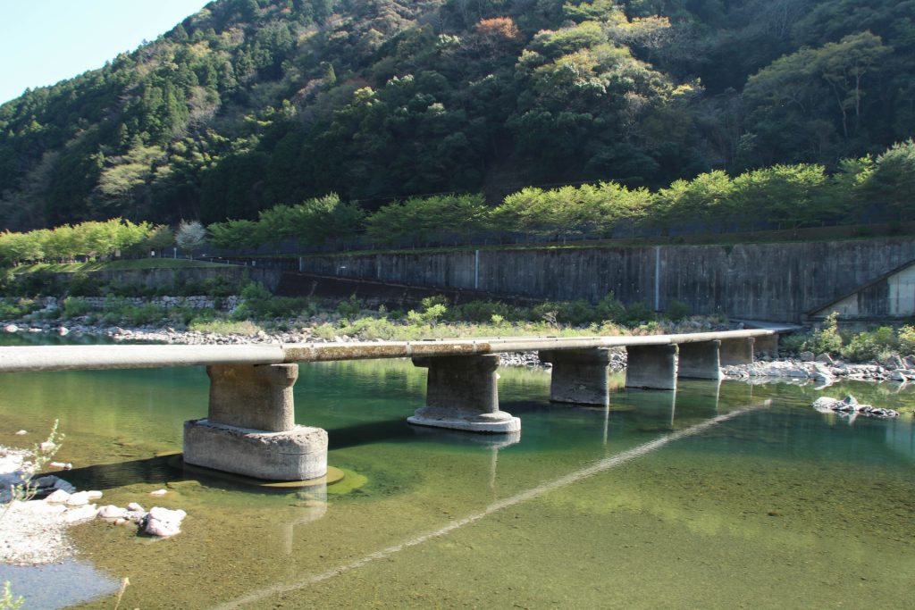 長生沈下橋の風景の様子