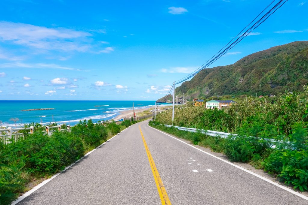 青空の広がる海岸沿いの道路