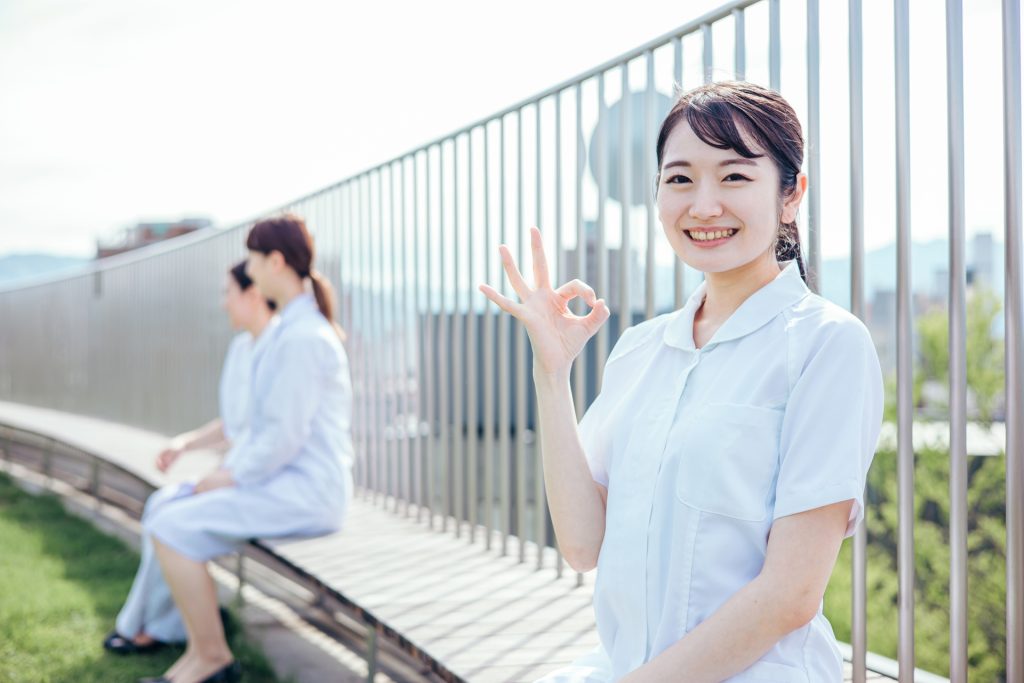 白衣を着た医療従事者の女性(看護師)の様子