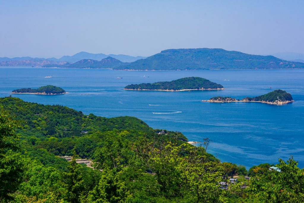 瀬戸内海を一望するあじ竜王山公園の様子