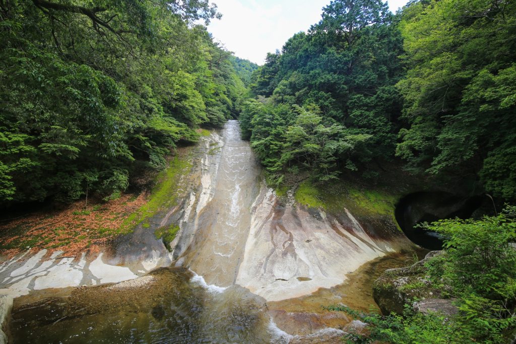 愛媛県松野町 滑床渓谷 雪輪の滝の様子