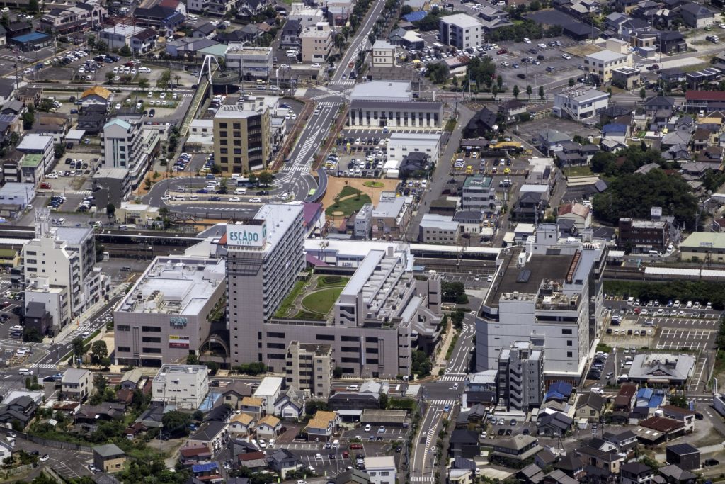 常磐線の牛久駅付近を空撮の様子