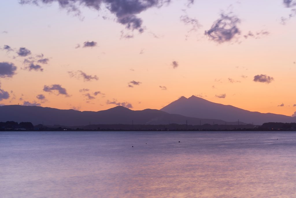 日没後の霞ヶ浦から望む筑波山の夕景の様子