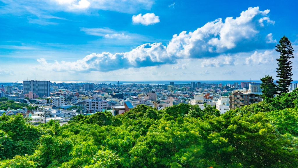 晴れた日の高台から見下ろす街並みの様子