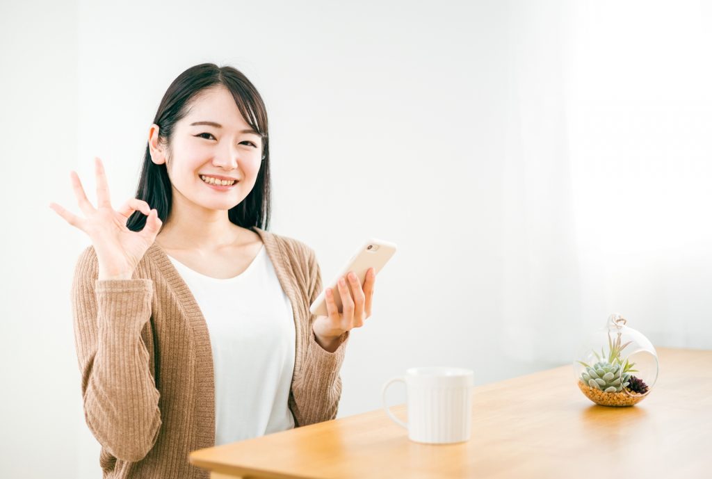 OKサインする日本人女性の様子