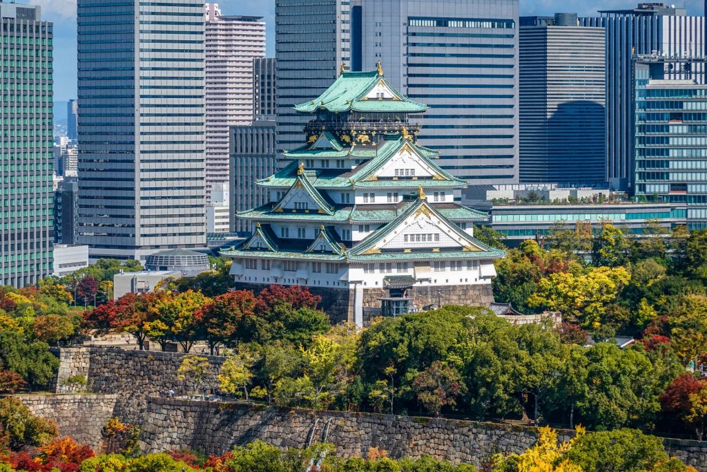 秋晴れの大阪城と大阪ビジネスパークの様子