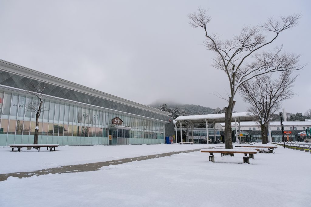 滋賀県 名神高速道路、多賀SA 下り 雪の様子