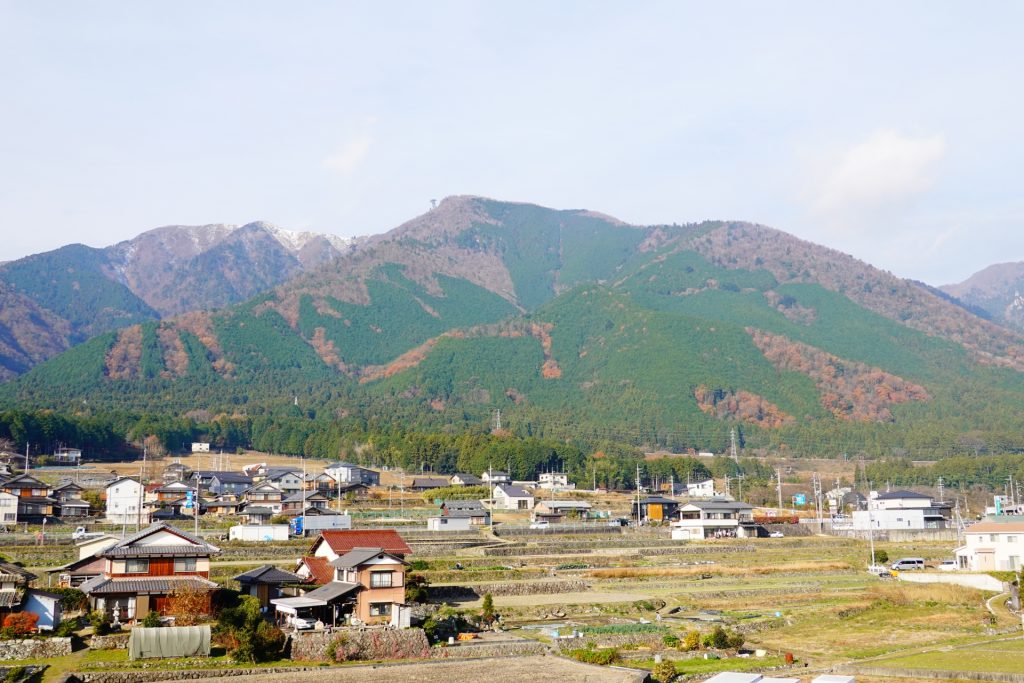 地方の山と町並みの様子