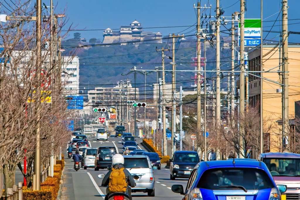 愛媛 松山市内にそびえる松山城の様子