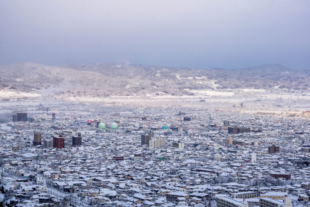 雪の積もった都市の風景