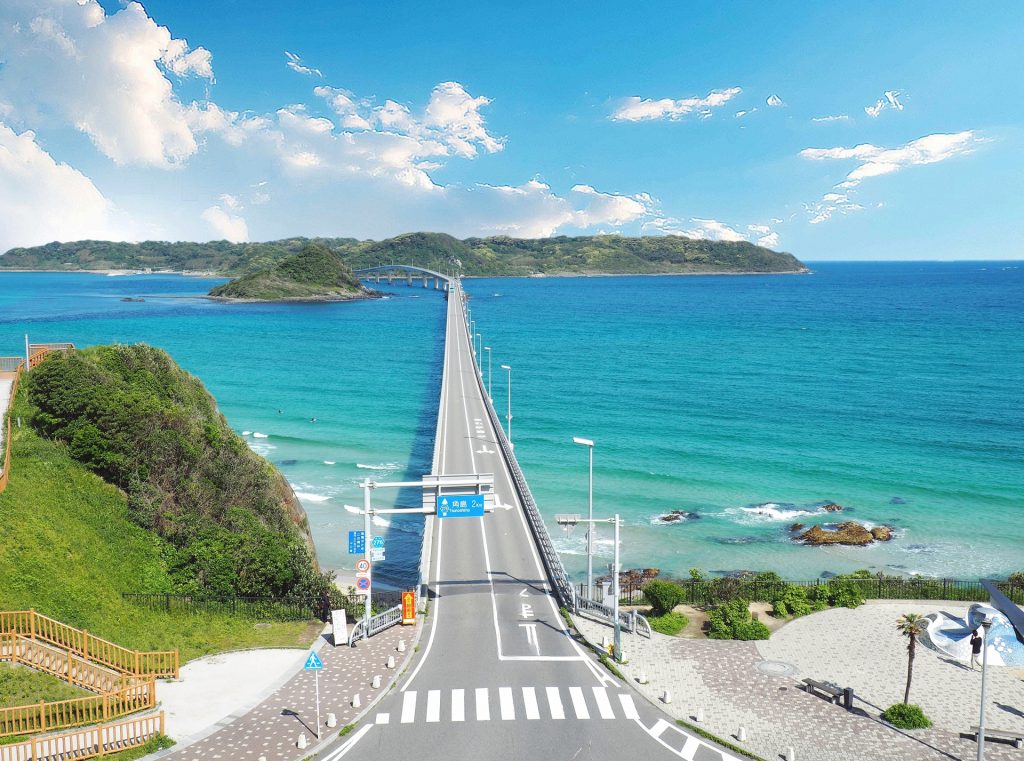 晴れた日の角島大橋の様子