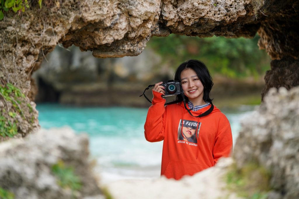 沖縄のパワースポットを巡るカメラ女子の様子