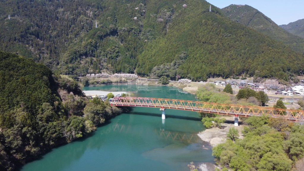 天竜川にかかる横山橋を空撮の様子