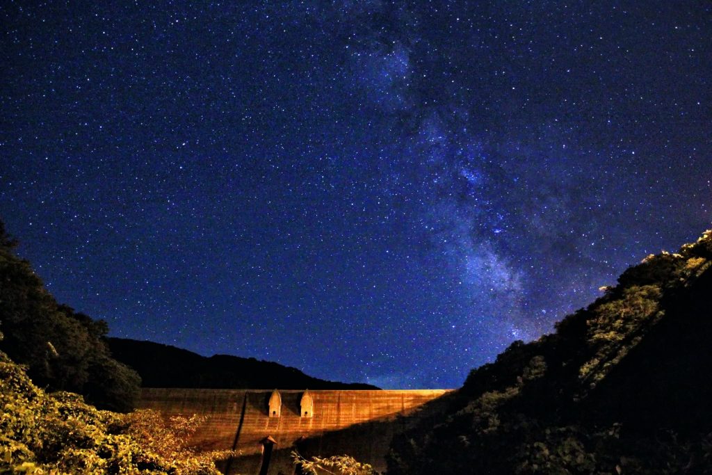 夜の志津見ダムと星空・天の川の様子