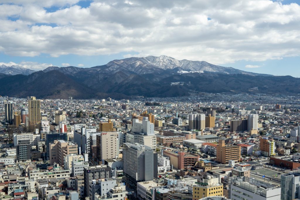 大きな山の麓の街並み